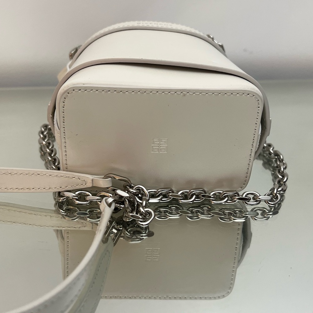 GIVENCHY Micro Shark Lock bucket bag in Box leather Ivory - Picture 9 of 16
